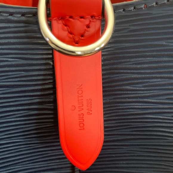 Louis Vuitton Neonoe in Epi Indigo - Picture 2 of 9